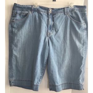 Bandolino blu knee length jean shorts size 24